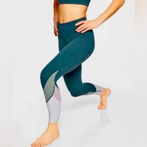 Athleta Colorblack Salutations 6/8 yoga pants